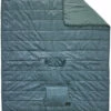 Therm-a-Rest Honcho Poncho Blanket, Blauw 2 Therm-a-Rest Honcho Poncho Blanket, Blauw -Nordisk Winkel therm a rest honcho poncho blanket blue woven print 1